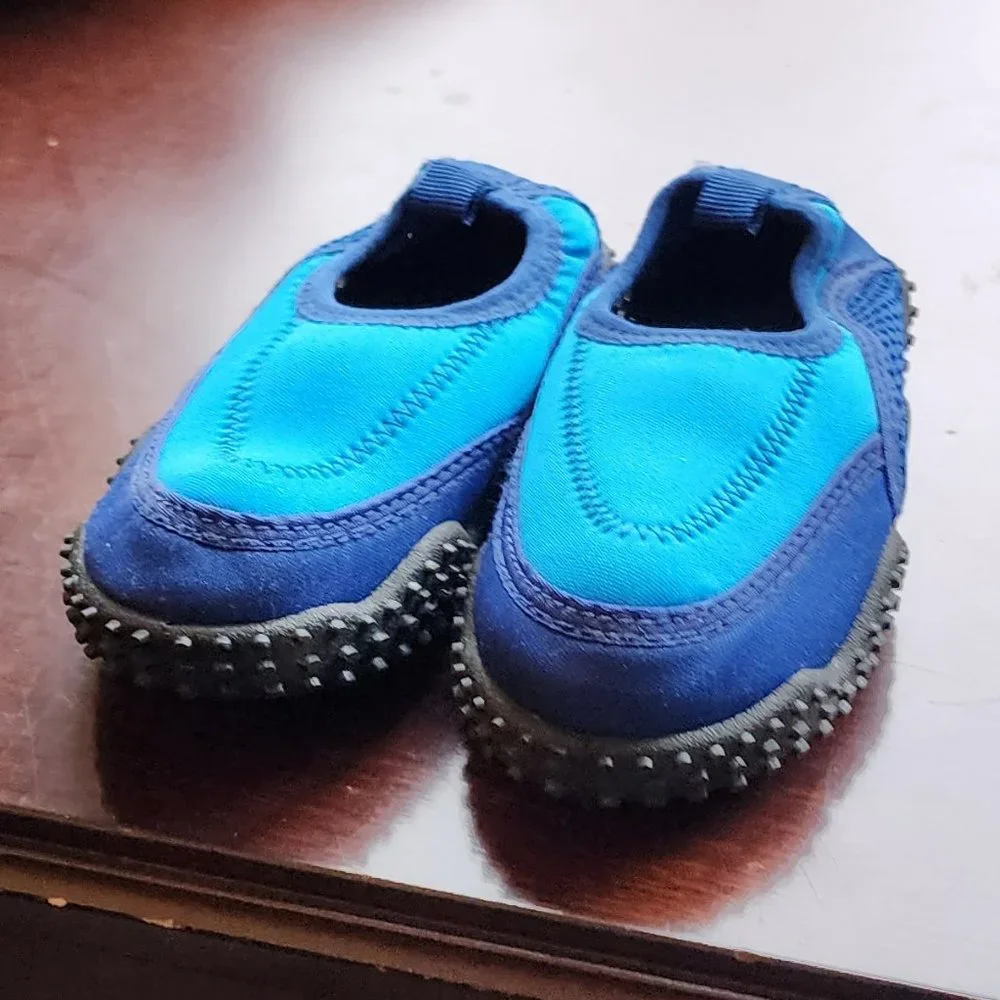 NWOT Airwalk Blue/Black Kids Water Shoes Size 8